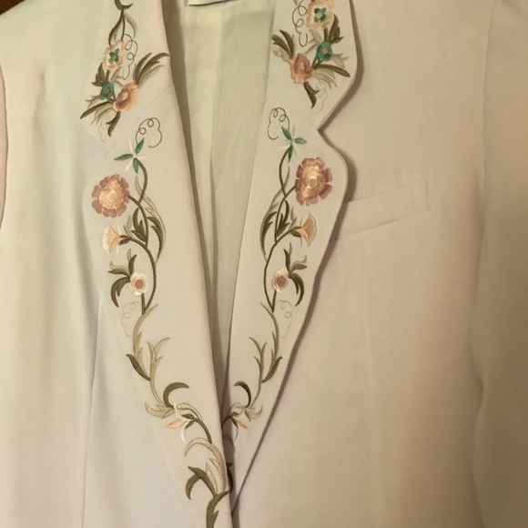 Executive Collection White Suit with Jacket and matching skirt, peach embroidery - Picture 4 of 8